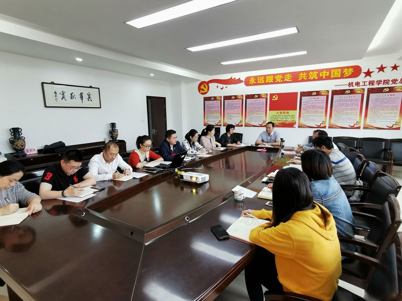機(jī)電工程學(xué)院黨總支集中學(xué)習(xí)校黨委關(guān)于進(jìn)一步加強(qiáng)校園掃黑除惡專項(xiàng)斗爭(zhēng)工作意見