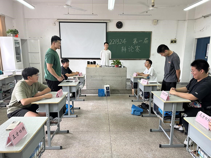 機(jī)電工程學(xué)院221324班舉行班級辯論賽