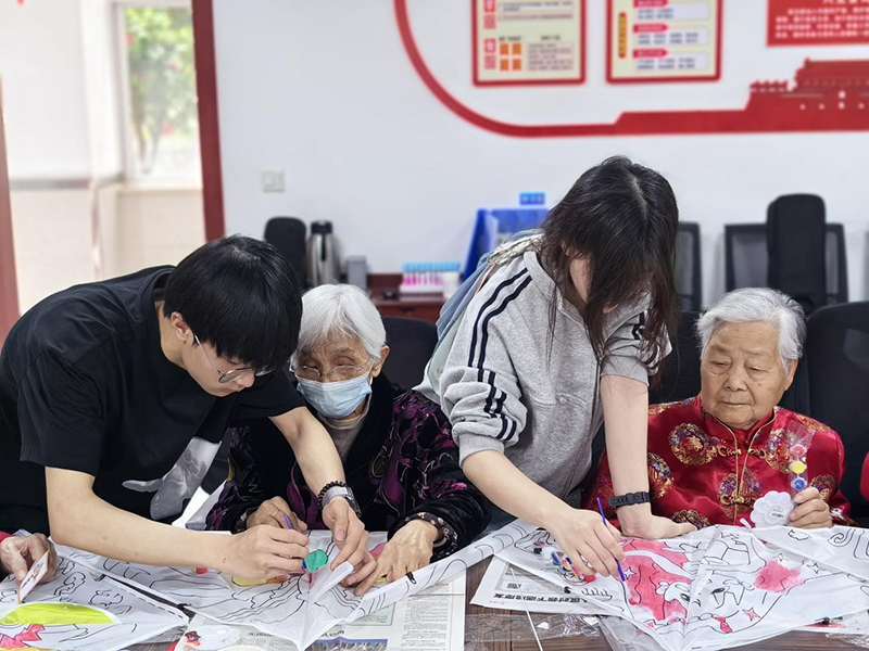 機電工程學院志愿者走進錢橋頤養(yǎng)中心，以愛心志愿行動溫暖銀齡歲月