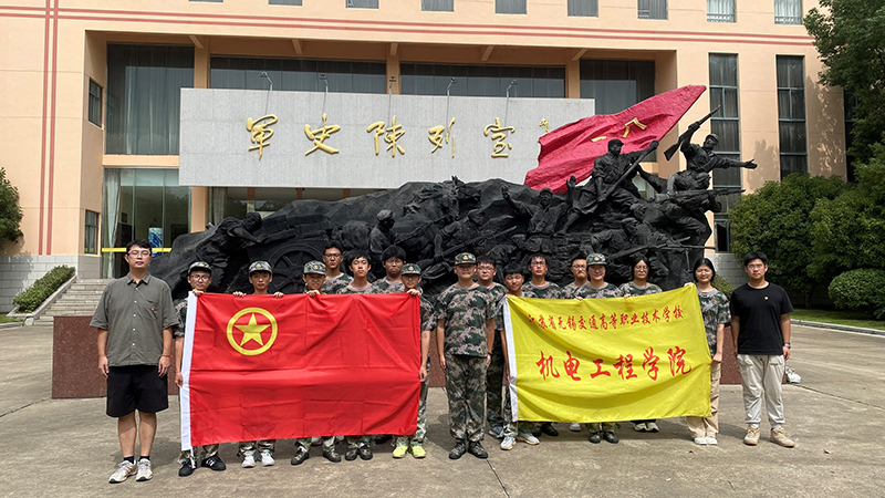 走進(jìn)軍營(yíng)學(xué)軍魂！這場(chǎng)軍事教學(xué)超 “對(duì)味”！