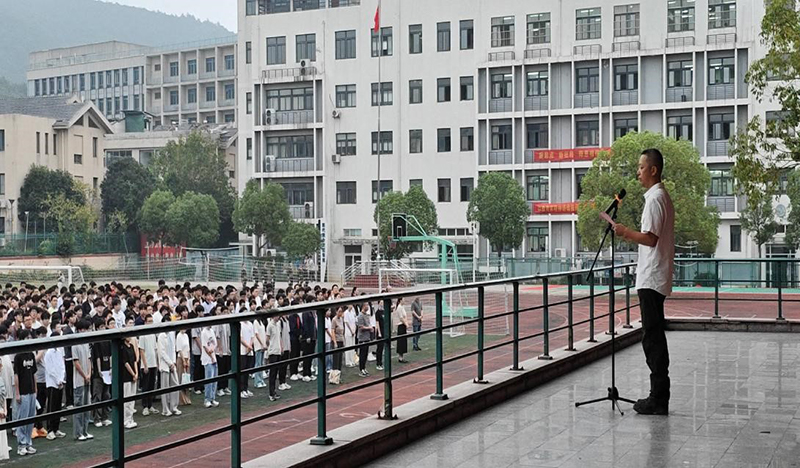 晨曦映國(guó)旗 校友傳薪火 