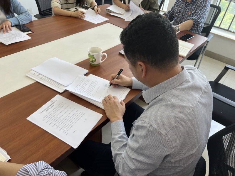 行政第四黨支部深入學(xué)習(xí)中央八項(xiàng)規(guī)定精神筑牢廉潔從教、招生防線