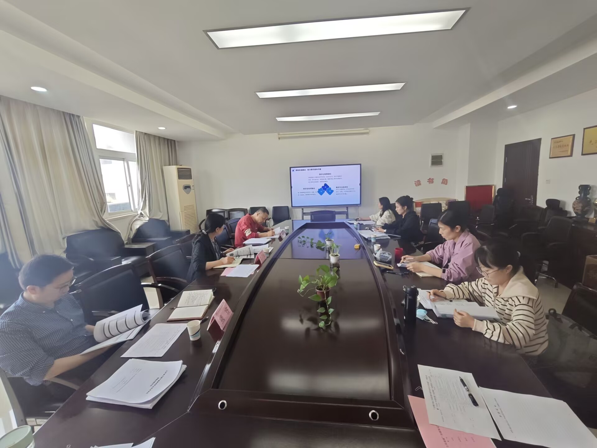 學(xué)校召開(kāi)2024年度校級(jí)立項(xiàng)課題結(jié)題鑒定會(huì)
