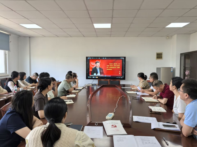 汽車(chē)工程學(xué)院黨總支理論學(xué)習(xí)中心組第6次（擴(kuò)大）學(xué)習(xí)會(huì) 暨期末教職工大會(huì)順利召開(kāi)