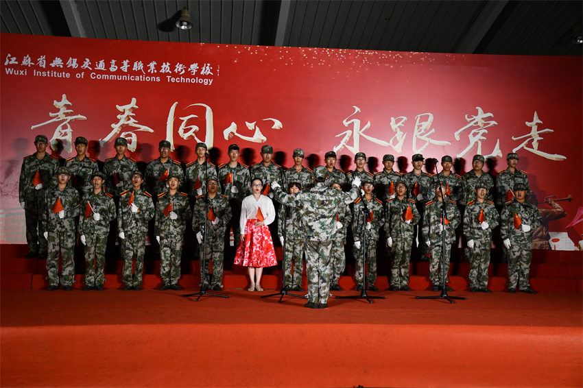 青春同心  永跟黨走——我校組織開(kāi)展2021級(jí)新生軍訓(xùn)歌詠比賽