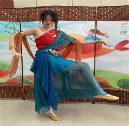 學(xué)生社團(tuán)漢服社、淑女堂聯(lián)合開展“喜迎二十大，漢服展芳華”活動(dòng)