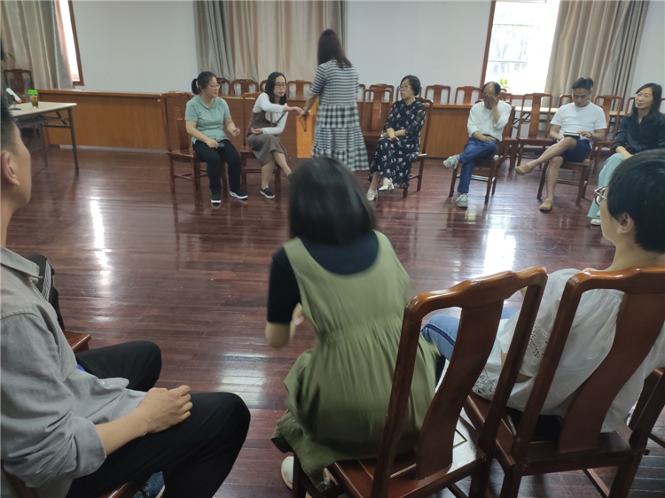 我校成功舉辦“關愛教師心理健康”培訓活動